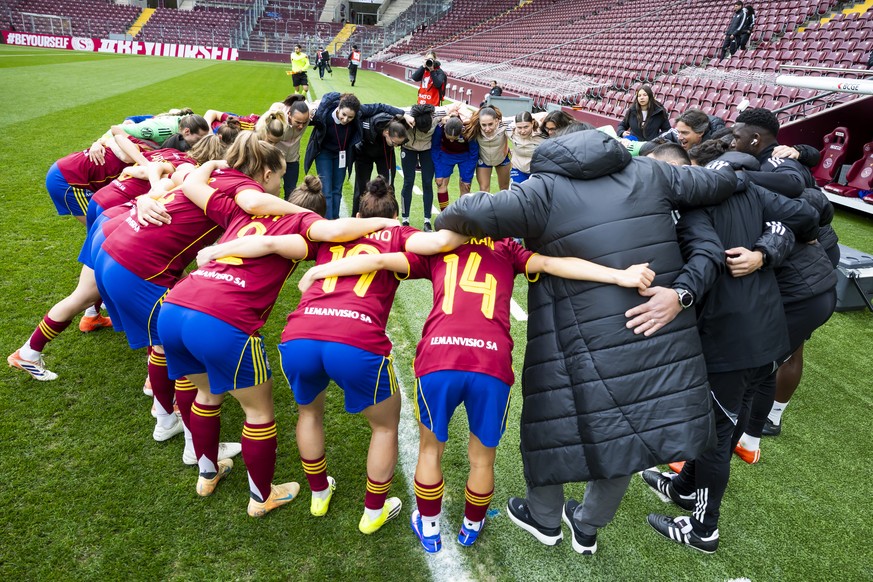 Servette's players and staff huddle, before the Womens Super League soccer match of Swiss Championship between Servette FC Chenois Feminin and GC Frauenfussball, at the Stade de Geneve, in Genev ...