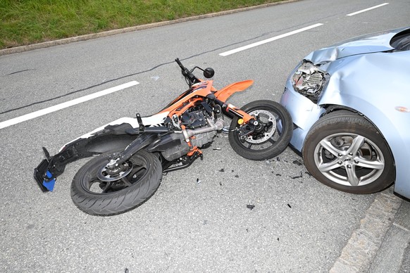 Der 16-jährige Motorradfahrer wurde erheblich verletzt.