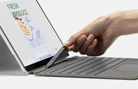 Wird der Stift nicht gebraucht, haftet er magnetisch in einer Mulde im neuen Tastatur-Cover und wird dabei geladen.