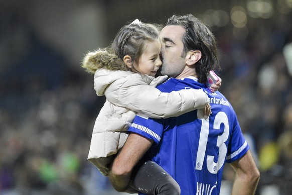 20.11.2016; Luzern; FUSSBALL SUPER LEAGUE - FC Luzern - FC Lugano;
Tomislav Puljic (Luzern) mit seiner Tochter Zara
(Madeleine Duquenne/freshfocus)