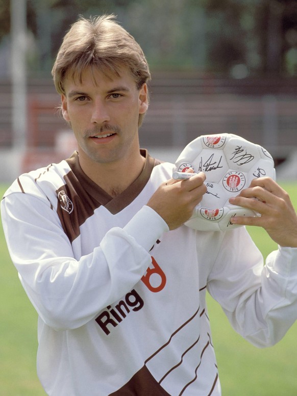 Bildnummer: 00423500 Datum: 01.08.1990 Copyright: imago/Claus Bergmann
Peter Knäbel (St.Pauli) mit Autogrammball; hoch, Ball, Autogramm, Autogramme, Stift, schreiben Saison 1990/1991, FC St. Pauli, Vo ...