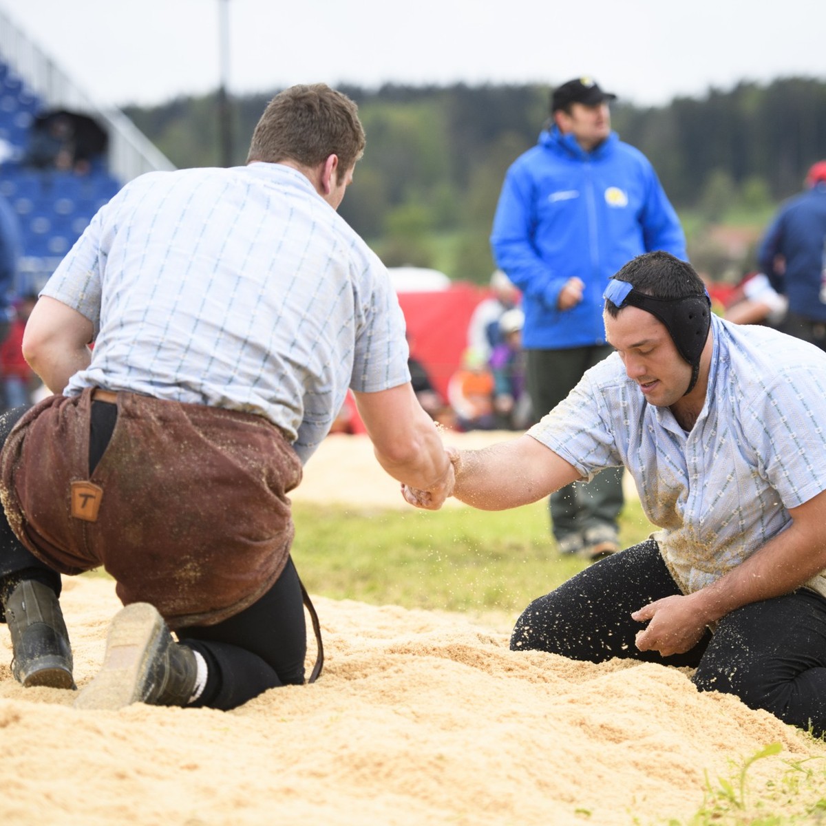 Der dritte Gang zwischen dem Buendner Armon Orlik, links, und dem St. Galler Daniel Boesch endet gestellt, am Thurgauer Kantonalen Schwingfest, am Sonntag, 1. Mai 2016, in Maerwil. (KEYSTONE/Gian Ehre ...