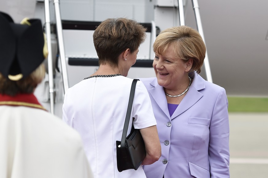 Bundeskanzlerin Angela Merkel (rechts) trifft in Bern-Belpmoos ein und wird von Bundespräsidentin Simonetta Sommaruga empfangen.