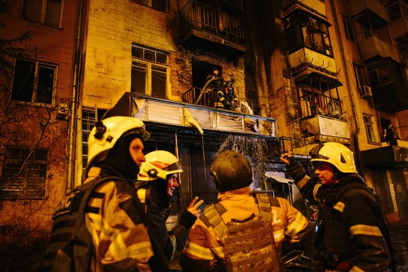 The Consequences Of The Attack On Kharkiv Firefighters stand next to a building that is hit in the attack, in Kharkiv, Ukraine, on May 2, 2025. Kharkiv Ukraine PUBLICATIONxNOTxINxFRA Copyright: xPavlo ...