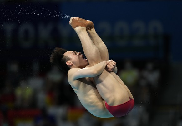 Xie Siyi of China competes in men&#039;s diving 3m springboard final at the Tokyo Aquatics Centre at the 2020 Summer Olympics, Tuesday, Aug. 3, 2021, in Tokyo, Japan. (AP Photo/Dmitri Lovetsky)