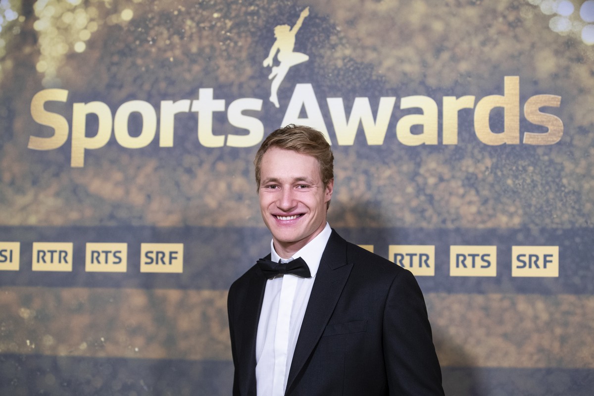 Skifahrer Marco Odermatt posiert auf dem goldenen Teppich vor der Verleihung der Sports Awards 2022, am Sonntag, 11. Dezember 2022 in Zuerich. (KEYSTONE/Alexandra Wey).