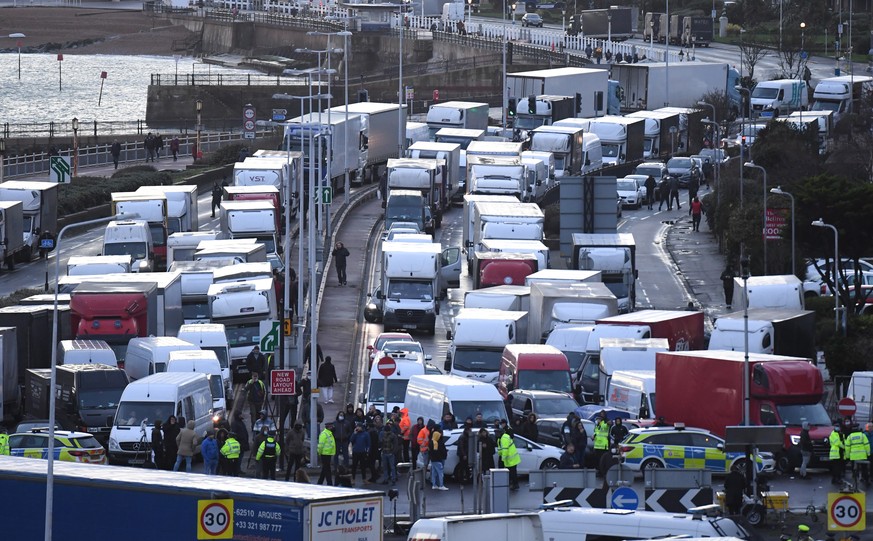 Stau in Dover: Die Lastwagen in Dover dürfen wieder nach Frankreich fahren.