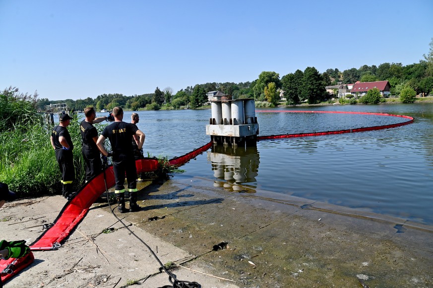 epa10124241 Firefighters from the State Fire Service install a flexible floating barrier on the Odra (Oder) River, aimed at catching more dead fish from its waters in Gryfino, in the West Pomeranian V ...