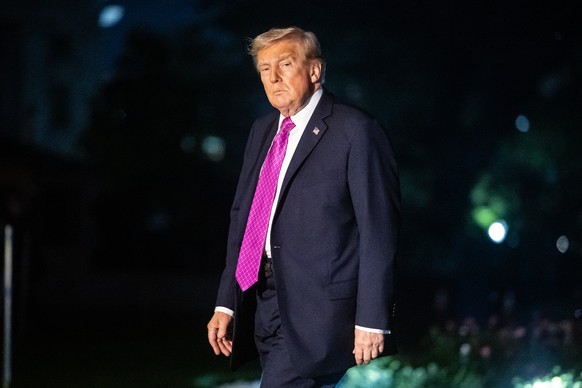 epa12378104 US President Donald Trump arrives on the South Lawn of the White House in Washington, DC, USA, 14 September 2025. EPA/Francis Chung / POOL