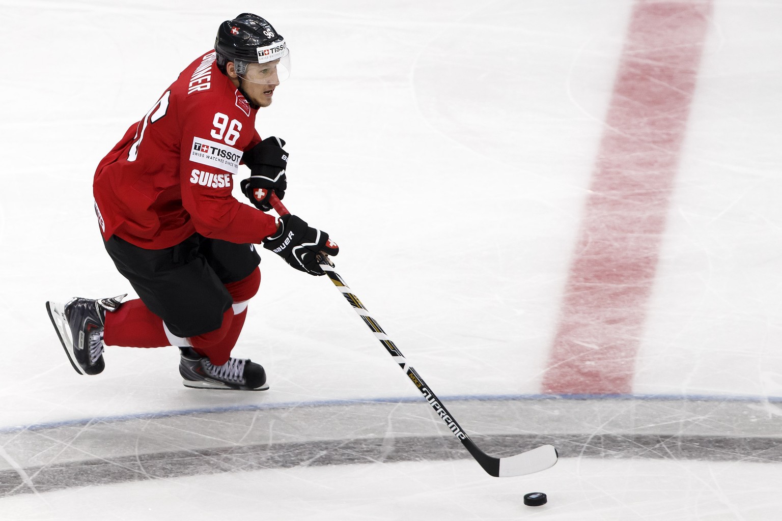 ZUM TRANSFER DES SCHWEIZER EISHOCKEY-SPIELER DAMIEN BRUNNER VON DEN NEW JERSEY DEVILS ZUM HC LUGANO STELLEN WIR IHNEN FOLGENDES ARCHIVBILD ZUR VERFUEGUNG - Switzerland&#039;s Damien Brunner controls t ...