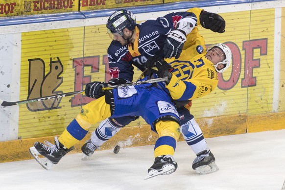 Johan Morant, links, von Zug im Spiel gegen Enzo Corvi, rechts, von Davos beim dritten Eishockey Playoff Halbfinalspiel der National League A zwischen dem EV Zug und dem HC Davos am Samstag, 25. Maerz ...