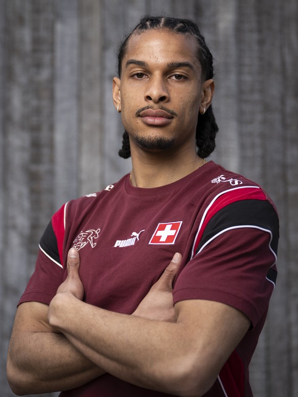 Der neue Spieler der Schweizer Fussballnationalmannschaft Isaac Schmidt, posiert nach einer Medienkonferenz, am Dienstag, 18. Maerz 2025, in The Campus, in Almancil, Portugal. Die Schweizer Fussball N ...