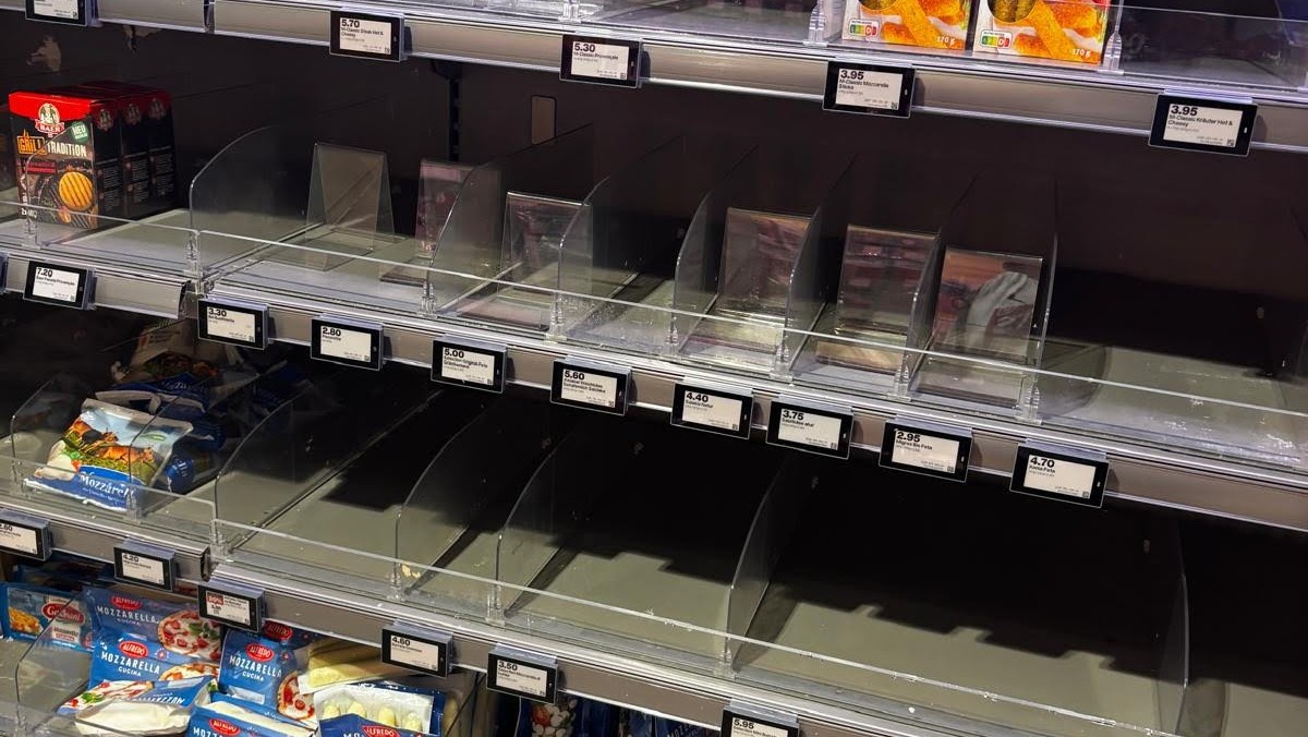 Leere Milchprodukteregale bei der Migros. Sie kämpft wegen einer IT-Panne mit Lieferengpässen.