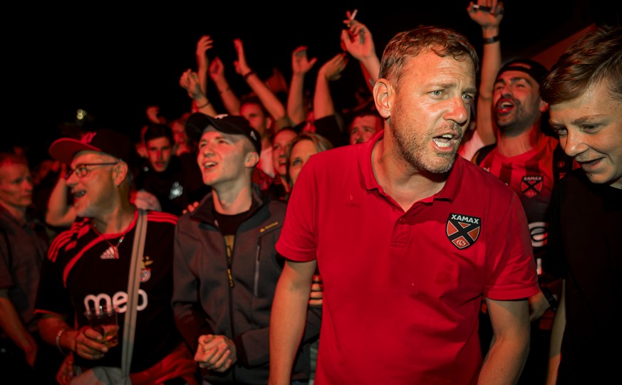 L’entraineur neuchatelois Stephane Henchoz fete le maintien en Super League avec les supporters apres la rencontre de football Super League - Challenge League de barrage match aller entre FC Aarau et ...
