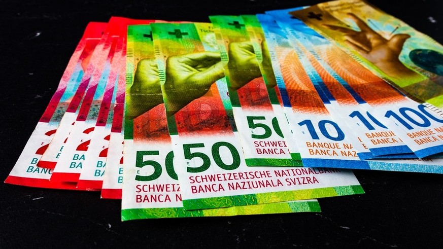 Schweizer Franken: Noten auf schwarzem Hintergrund.