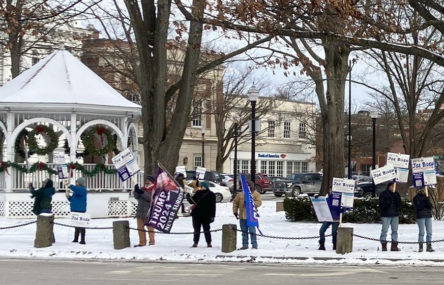 Anhänger von Trump und Biden stehen bei minus zehn Grad Spalier in Keene (New Hampshire).