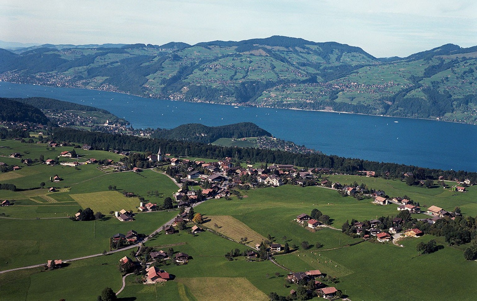 Aeschi bei Spiez, aufgenommen 1988.
https://ba.e-pics.ethz.ch/catalog/ETHBIB.Bildarchiv/r/1465068/viewmode=infoview