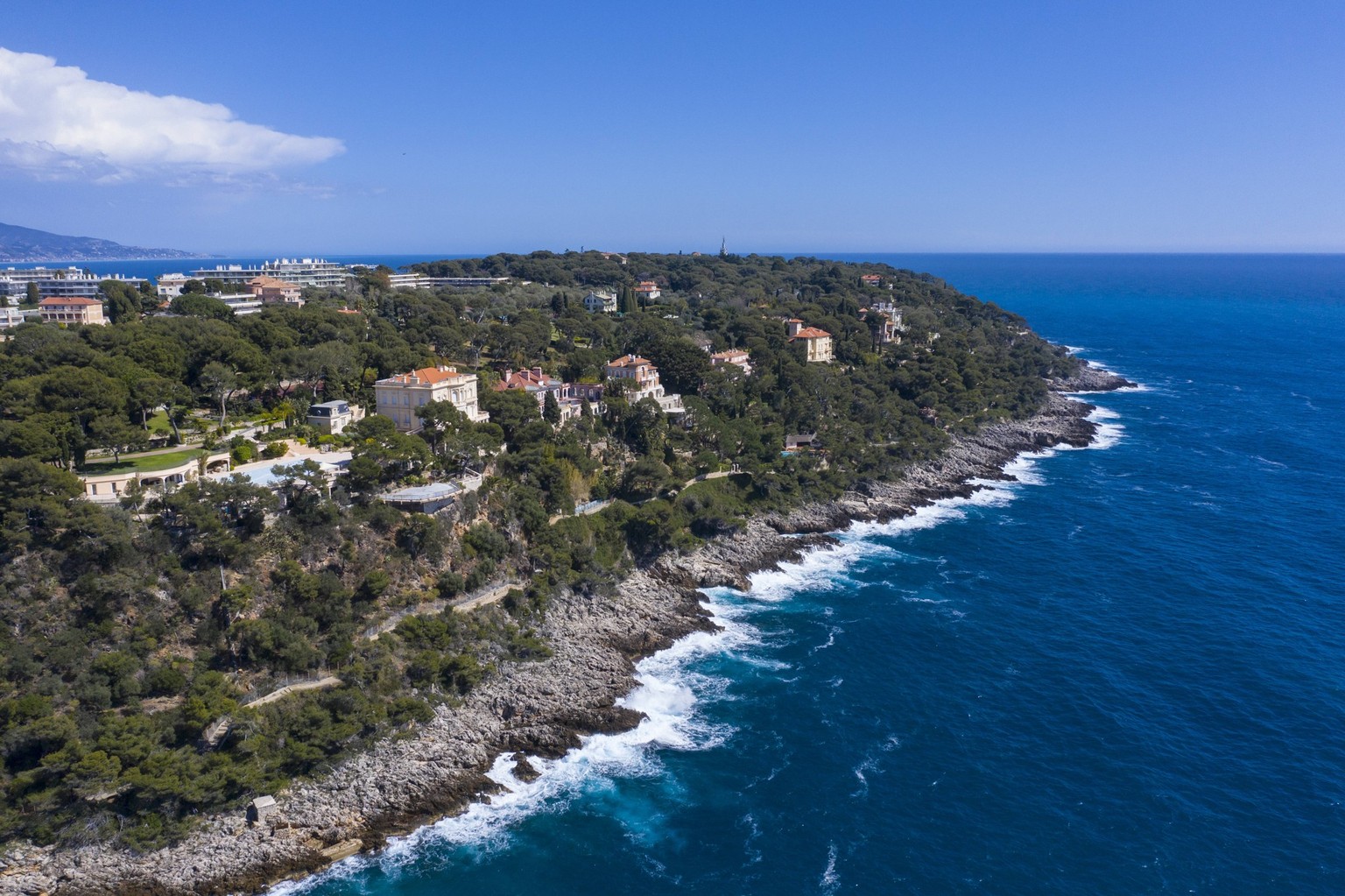 Luftaufnahme Anwesen Villa Del Mare am Cap Martin mit Pool und Hubschrauberlandeplatz, Roquebrune Cap Martin, Departement Alpes-Maritimes, Region Provence Alpes Cote d Azur, Frankreich, Mittelmeer. Di ...