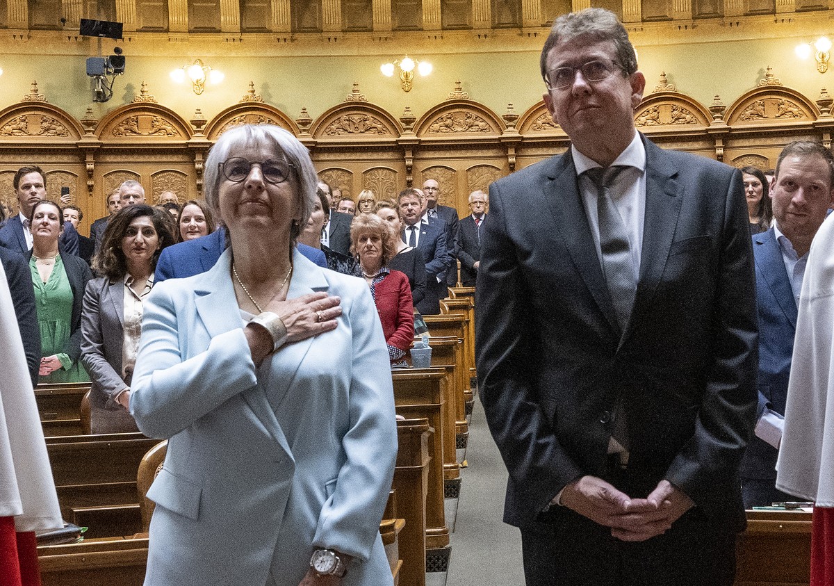 Die neuen Bundesraete Elisabeth Baume-Schneider, SP-JU, links, und Albert Roesti, SVP-BE, werden neben den Weibeln Mario Gonzalez , ganz links, und Peter Truffer vereidigt, nach der Ersatzwahl in den  ...
