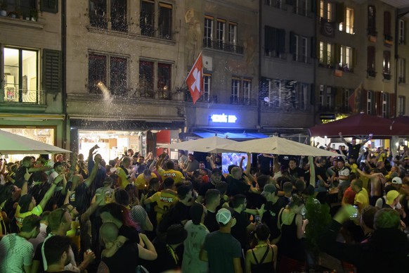 YB Fans jubeln nach dem 1-0 Sieg gegen den FC Sion, welcher YB den Meistertitel einbringt.