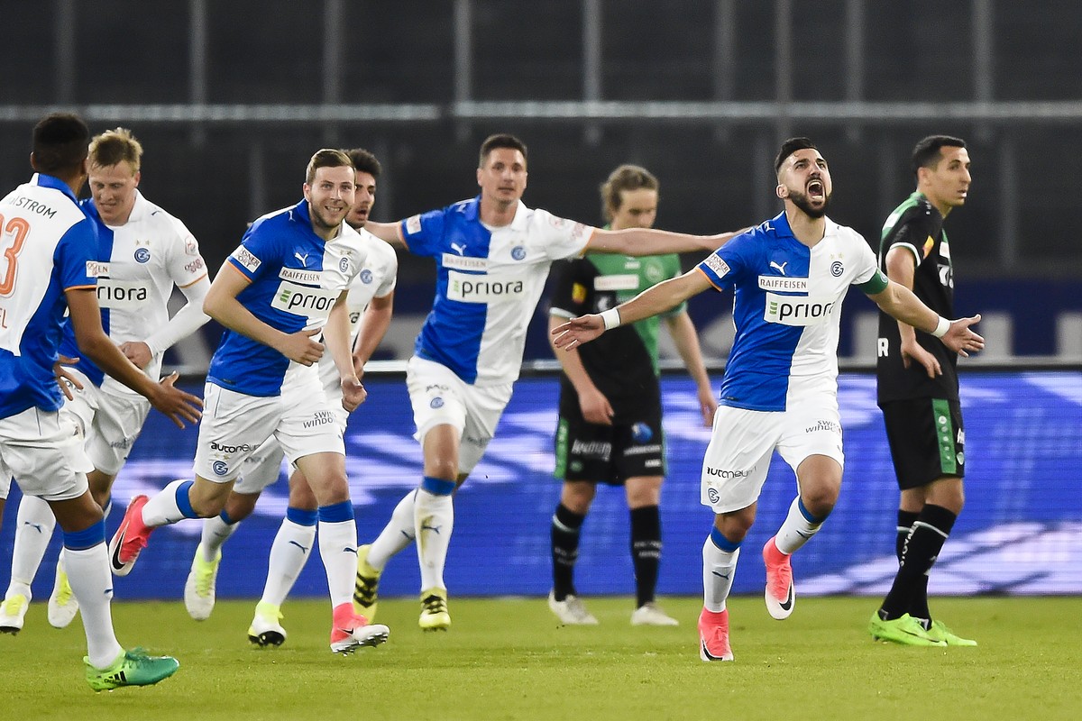 GCs Manus Dabbur (R) jubelt mit seinem Team nach dem 1:0 für den Grasshopper Club Zuerich am Super League Fussballspiel zwischen dem Grasshopper Club Zuerich und dem FC St. Gallen im Letzigrund, aufge ...