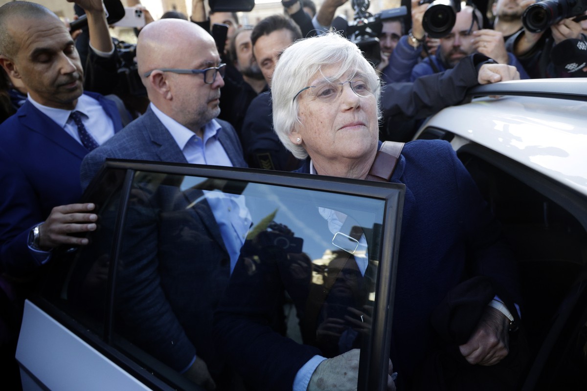 epa10547432 Catalonia's former Education Minister and member of the European Parliament Clara Ponsati (C) is detained in Barcelona, Catalonia, Spain, 28 March 2023. Posanti, who was exiled in Bel ...