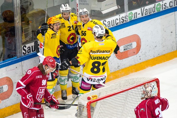 Joie de Le Top Scorer bernois Mark Arcobello, apres le 2eme but a cote de la deception du lausannois Jannik Fischer, gauche et le gardien lausannois Cristobal Huet, lors de la rencontre du championnat ...