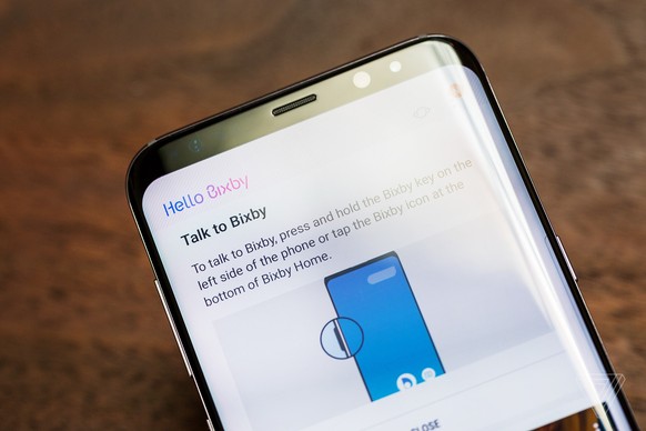 Die Power- und Lautstärke-Buttons befinden sich auf einer Seite, während auf der anderen ein weiterer Button den (hoffentlich) smarten Assistenten Bixby aktivieren soll.