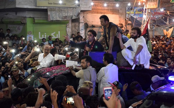 epa06905994 Bilawal Bhutto Zardari (C) Chairman of Pakistan People Party attends an election campaign in Larkana, Pakistan, 23 July 2018. Pakistan is set to hold general and provincial elections on 25 ...