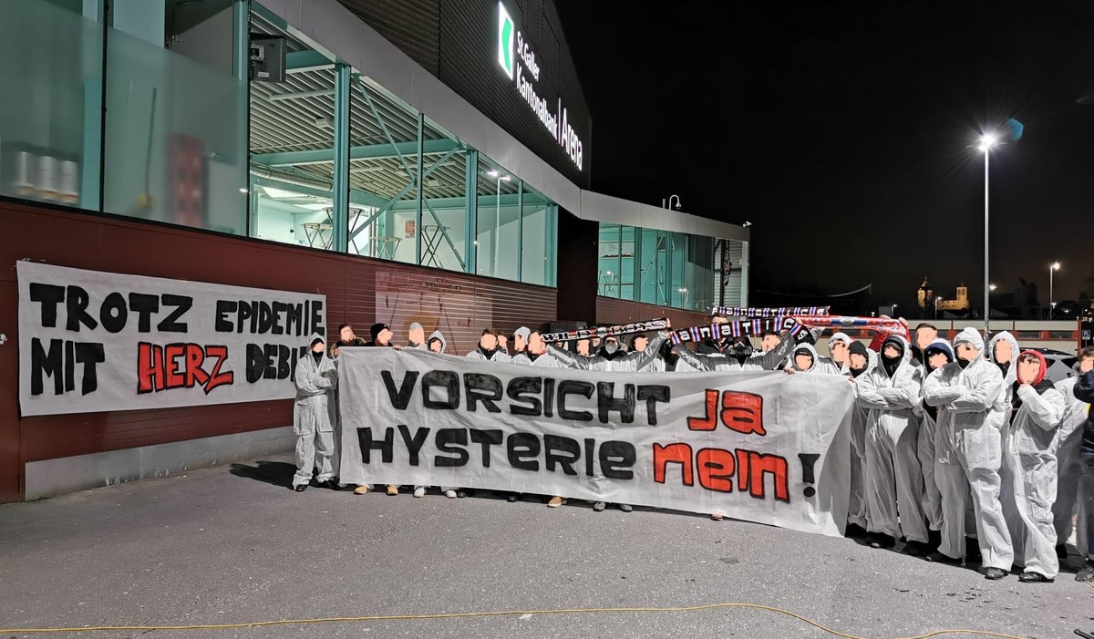 Rappi-Fans protestieren vor dem Stadion gegen die Geisterspiele.
