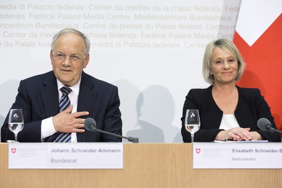 Bundesrat Johann Schneider-Ammann, links, spricht an der Seite von Elisabeth Schneider-Schneiter, Nationalraetin CVP-BL, waehrend einer Medienkonferenz ueber die Bilanz der Mercosur-Reise, am Dienstag ...