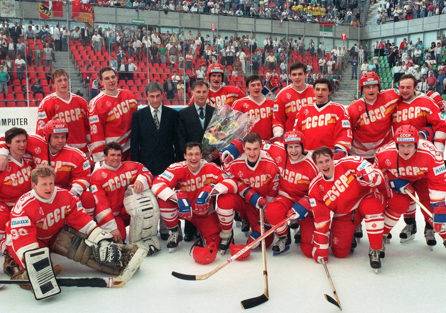 Viktor Tichonow, Trainer der russischen Eishockey-Nationalmannschaft, jubelt am 2. Mai 1990 mit dem Pokal, den seine Mannschaft an der Eishockey Weltmeisterschaft in Bern gewonnen hat. (KEYSTONE/Str)