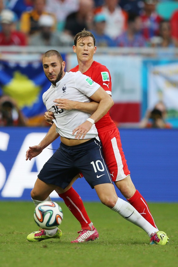 Stephan Lichtsteiner im Duell mit Karim Benzema.