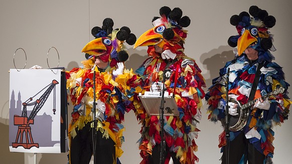 &quot;D&#039;Schnaabelwetzer&quot; mit einem Bangg ueber den Hafenkran in Zuerich, am Auftritt des Komitee-Schnitzelbaengg an der Fasnacht im Theater in Basel, am Montag, 23. Februar 2015. (KEYSTONE/G ...