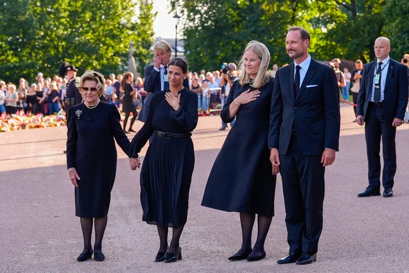 Norway's Queen Mette-Mari, Queen Sonja, Princess Märtha Louise and King Haakoncome out to the Palace Square to greet the people and look at the sea of flowers and greetings that mourners have lai ...