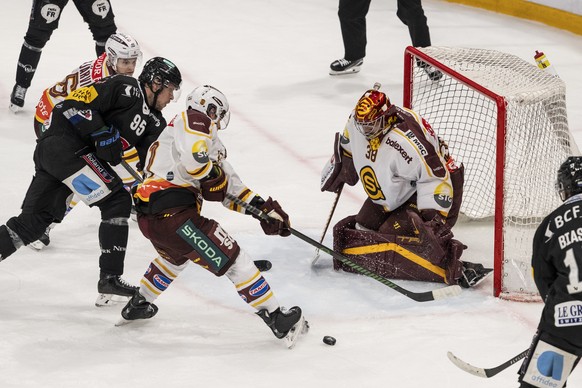 Jacob De la Rose (HCFG), 2. von links, bringt Gefahr vors Tor von Torhueter Stephane Charlin (GSHC), Vili Saarijaervi (GSHC), links, und Tim Berni (GSHC), 3. von links, koennen ihn vorerst stoeren, im ...