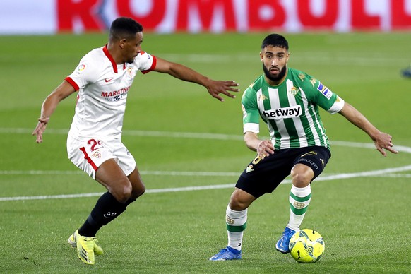 epa09074651 Sevilla&#039;s Fernando (L) in action against Betis&#039; Nabil Fekir (R) during the Spanish La Liga soccer match between Sevilla FC and Real Betis at Sanchez Pizjuan stadium in Seville, s ...