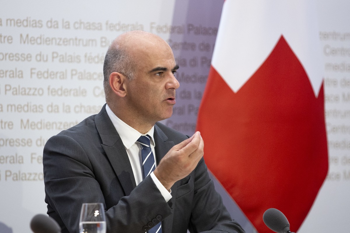 Bundesrat Alain Berset spricht waehrend einer Medienkonferenz des Bundesrates ueber die Situation des Coronavirus, am Mittwoch, 24. Juni 2020 in Bern. (KEYSTONE/Peter Klaunzer)