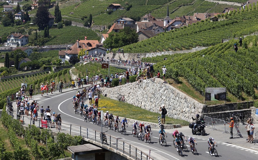 epa10063475 The peloton go up the Cote de Bellevue during the 9th stage of the Tour de France 2022 over 192.9km from Aigle in Switzerland to Chatel Les Portes du Soleil in France, 10 July 2022. EPA/YO ...