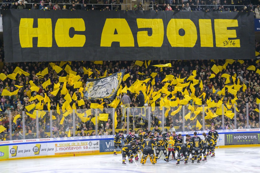 Die Fans des HC Ajoie begruessen die Spieler vor dem Qualifikationsspiel der Eishockey National League zwischen dem HC Ajoie und dem HC Ambri-Piotta in der Raiffeisen Arena in Porrentruy, am Samstag,  ...