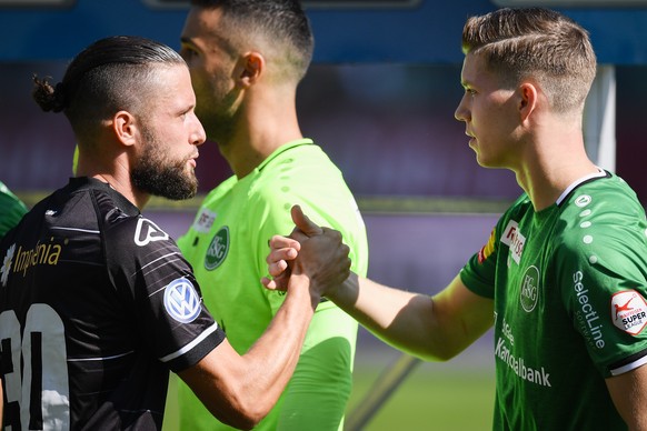 Luganos Fabio Daprela, links, beim Handshake mit St. Gallens Cedric Itten, beim Fussball Super-League Spiel zwischen dem FC St. Gallen und dem FC Lugano, am Sonntag, 25. August 2019, im Kybunpark in S ...