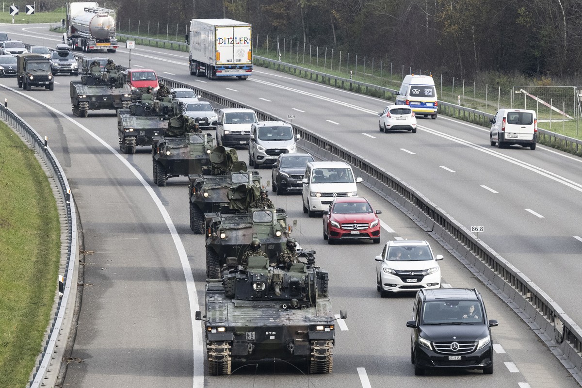 Angehoerige der Schwerizer Armee fahren in Militaerfahrzeugen an der Truppenuebung "Pilum 22" ueber die Autobahn A1 in Aargau, aufgenommen am Montag, 28. November 2022. (KEYSTONE/Ennio Leanz ...