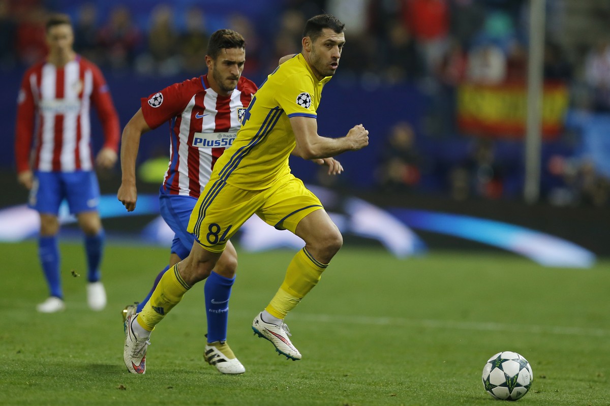 Rostov's Aleksandr Gatskan, right, is chased by Atletico's Koke during the Champions League Group D soccer match between Atletico Madrid and Rostov at the Vicente Calderon stadium in Madrid, ...