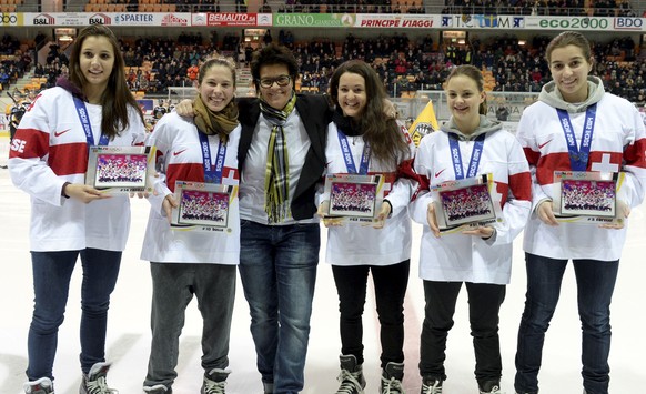 Bei den Lugano Ladies stieg Mantegazza ins Eishockey-Geschäft ein. Hier posiert sie mit fünf der sechs Olympia-Bronze-Gewinnerinnen ihres Klubs.