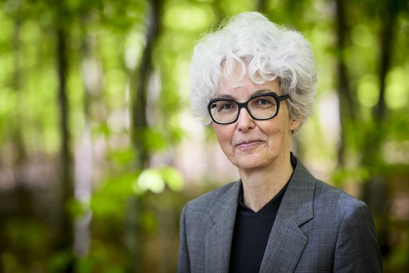Katrin Schneeberger, directrice de l&#039;office federal de l&#039;environnement, pose dans une foret jurassienne, particulierement touchee par les effets du rechauffement climatique lors d&#039;une c ...