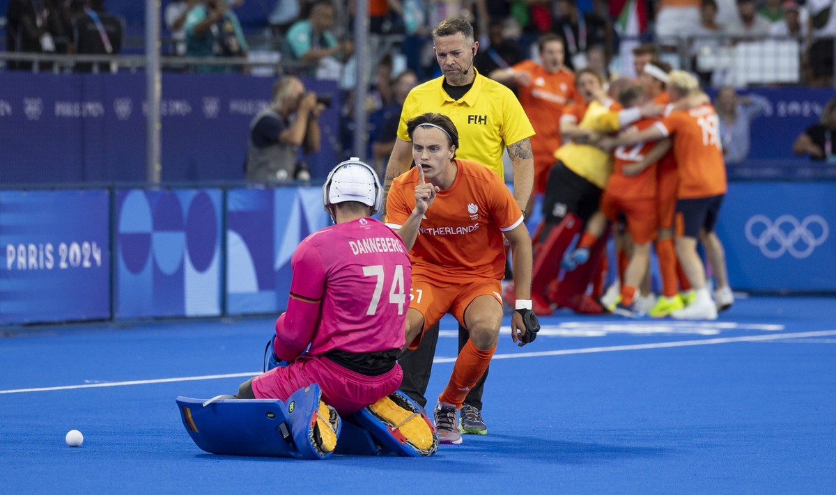 Torwart Jean-Paul DANNEBERG GER, 74 wird von TELGENKAMP Duco NED, 51 nach dem entscheidenden Treffer mit einer -sei leise- Geste beleidigt Hockey Maenner Deutschland GER vs Niederlande NED, Endstand 1 ...