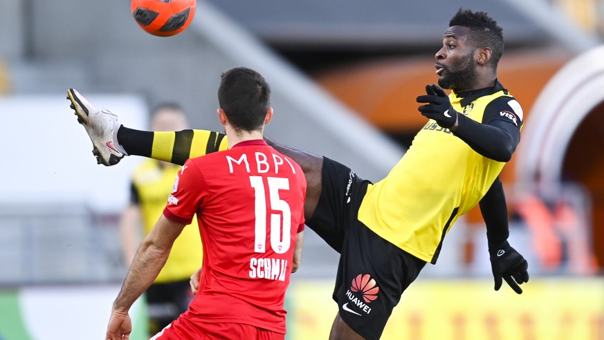 Vaduz&#039; Yannick Schmid, links, gegen YBs Jean-Pierre Nsame im Fussball Super League Spiel zwischen dem FC Vaduz und den BSC Young Boys, am Sonntag, 24. Januar 2021, im Rheinpark Stadion in Vaduz.  ...