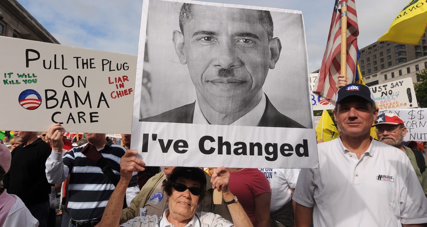 epa01858087 Thousands of people join a march and demonstration to protest health care reform proposed by US President Barack Obama in Washington DC, USA, 12 September 2009. Organized by a conservative ...