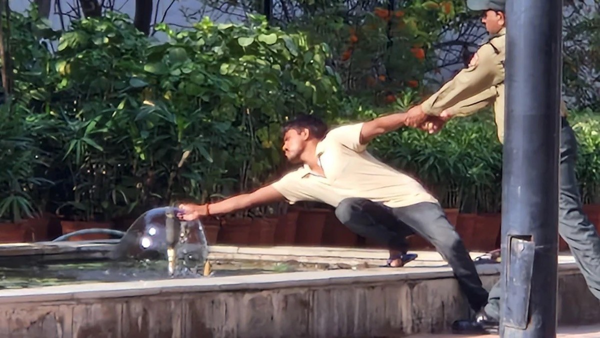 AccidentalRenaissance
Trying to fix the fountain

https://www.reddit.com/media?url=https%3A%2F%2Fpreview.redd.it%2Ftrying-to-fix-the-fountain-v0-sl3oovpwd8mg1.jpeg%3Fwidth%3D1080%26crop%3Dsmart%26auto ...