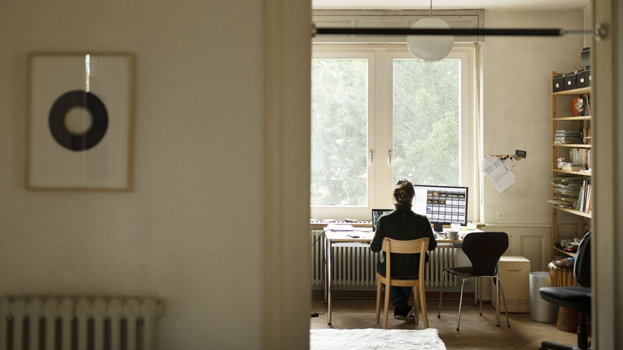 AVIS --- ZUM THEMA HOMEOFFICE STELLEN WIR IHNEN FOLGENDES BILD ZUR VERFUEGUNG. WEITERE BILDER FINDEN SIE AUF visual.keystone-sda.ch --- Eine Frau arbeitet an ihrem Arbeitsplatz im Homeoffice, fotograf ...